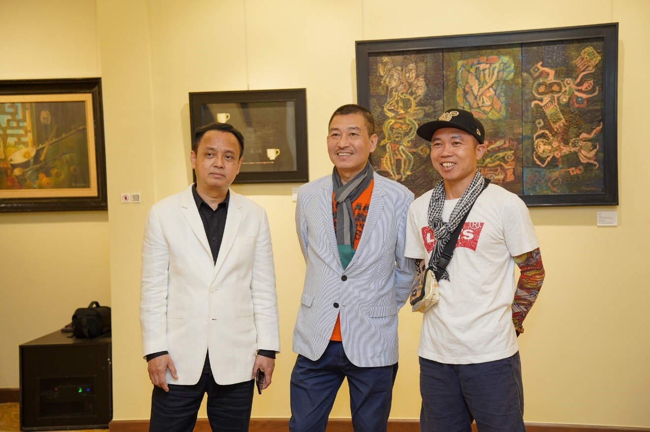Hong Viet Dung (left) attending painter Huu Bao's exhibition