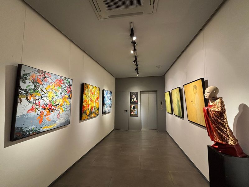Green Palm Gallery nổi bật với bộ sưu tập tranh Đông Dương và nhiều tác phẩm giá trị.