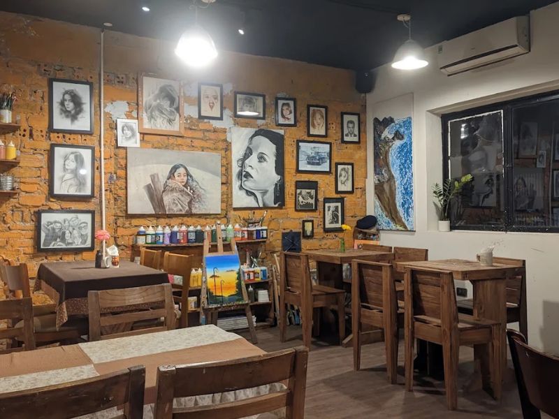 Nhà Lành Art & Coffee kết hợp quán cà phê và không gian triển lãm tranh nghệ thuật.