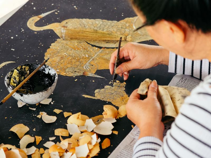 Người họa sĩ cần nhiều kinh nghiệm để kiểm soát từng lớp sơn trên bề mặt tranh.