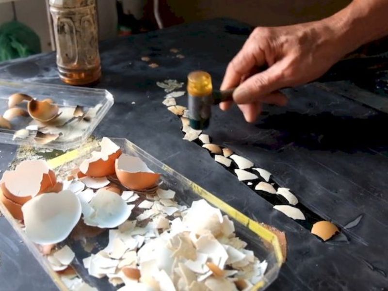 Vỏ trứng giúp hình thành các mảng trắng tự nhiên trong tác phẩm sơn mài truyền thống.