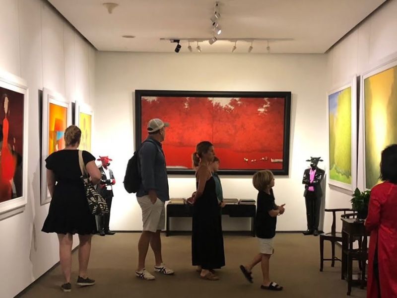 Không gian Green Palm Gallery tại 39 Hàng Gai trưng bày nhiều dòng tranh nghệ thuật.