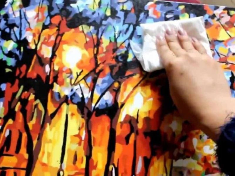 Khăn microfiber khô có thể hỗ trợ làm sạch bụi nhẹ mà không làm ướt bề mặt tác phẩm.