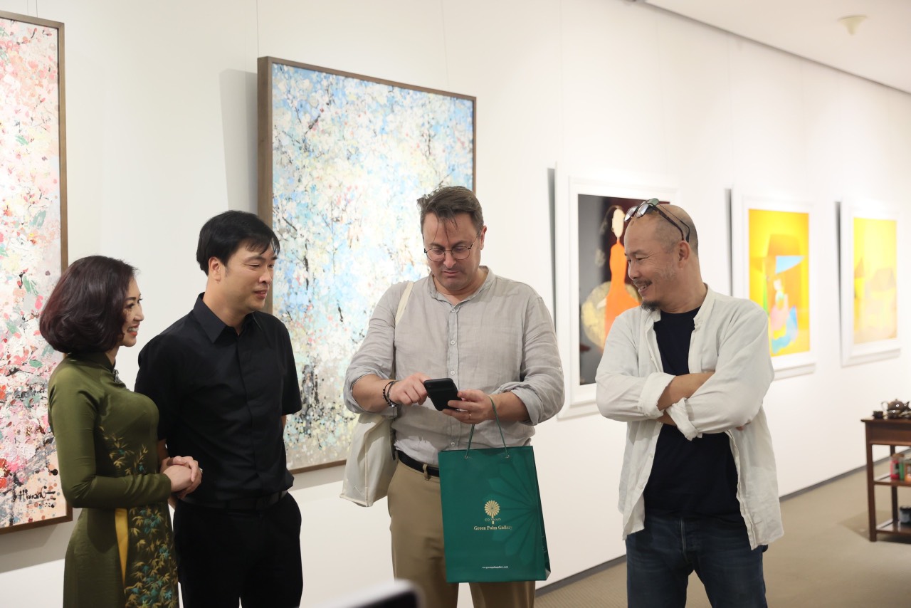 Đến với Green Palm Gallery, khách hàng sẽ được tư vấn tận tình để tìm mua được bức tranh ưng ý